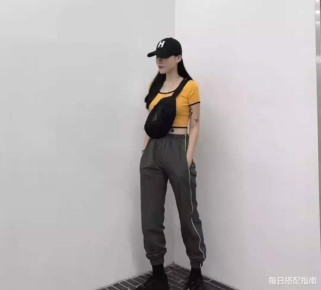 每日搭配指南|小白鞋已经“烂大街”了，今夏更流行这4双鞋，时髦好看还很百搭
