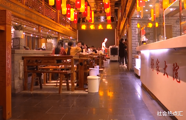 难以释怀！贵阳女子吃火锅，少付8元餐位费被拦，不接受所有道歉