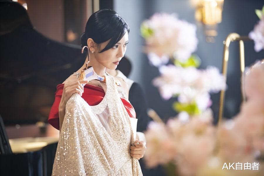 金素妍在《頂樓》第二部劇照中比以往更有魅力-圖3
