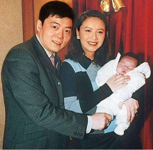 |56岁曾华倩素颜逛街被拍！面容憔悴头发油腻，头顶秃掉一大块