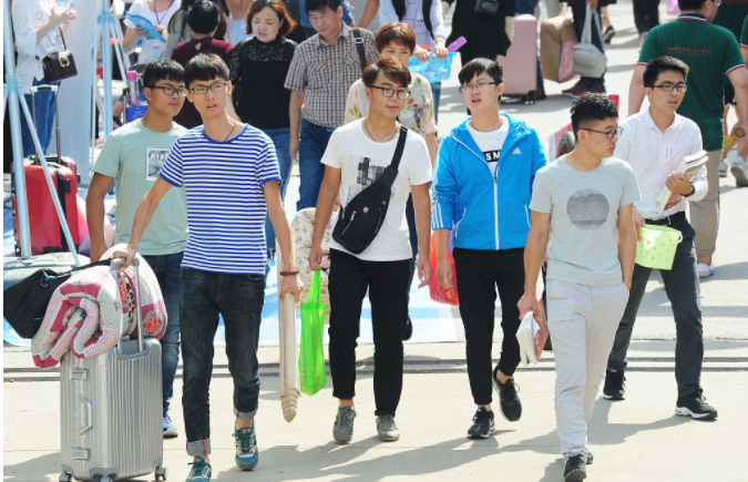 糯妈育儿经|大学宿舍门上“标语”走红，查寝老师笑出眼泪，大一新生：学到了