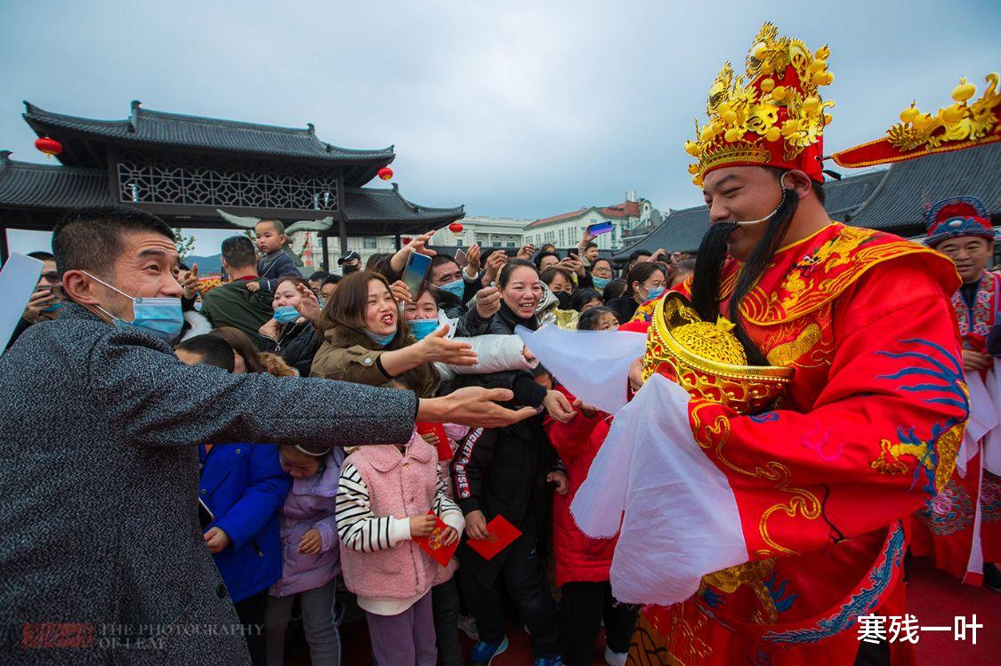 寒残一叶 年味浓节目多,大年初二浙江象山影视城景区游客爆棚,场面壮观