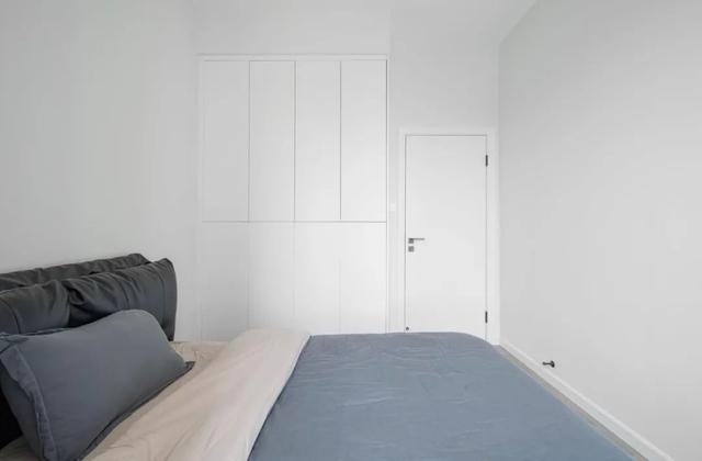 76㎡黑白灰小三居，主卧的设计有点骚