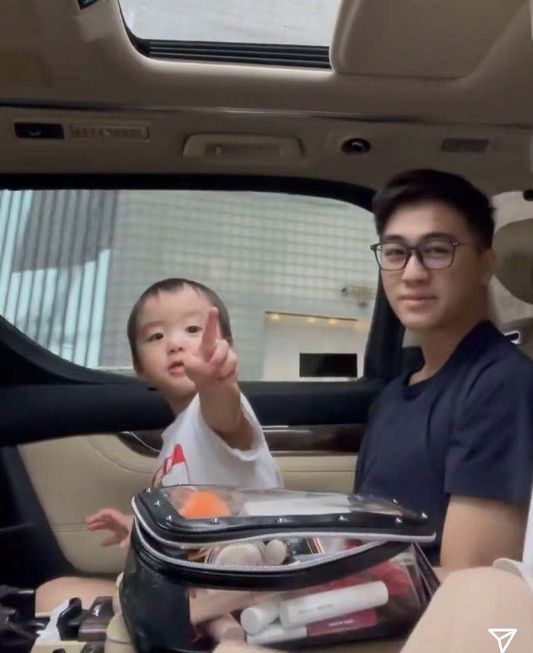 娱乐圈|奚梦瑶晒做瑜伽的照片，透露体重已经达到130斤，但孕肚还是很小