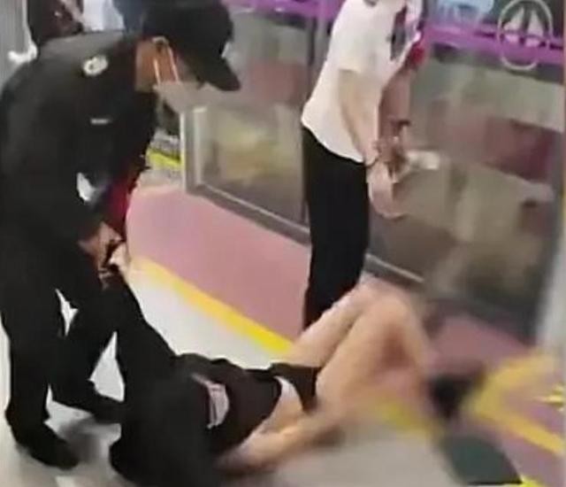 保安 西安地铁女乘客被拖离事件：保安应劝阻争吵双方，无强制带离权力