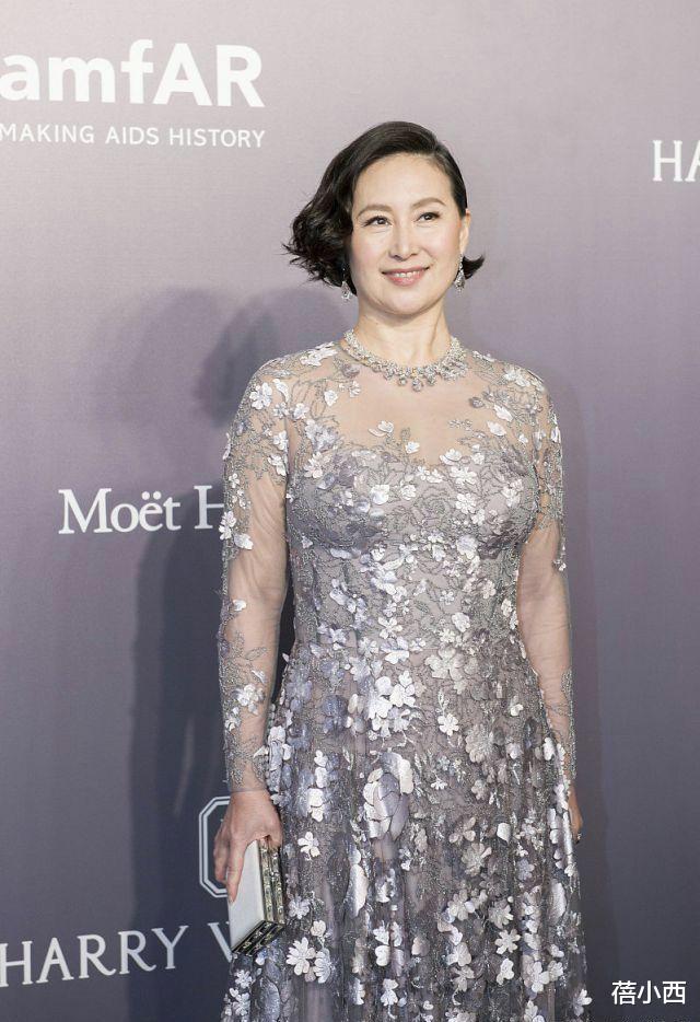 何洁|何超琼肉感身材真有优势，穿银色薄纱连衣裙配短发，太有豪门气质