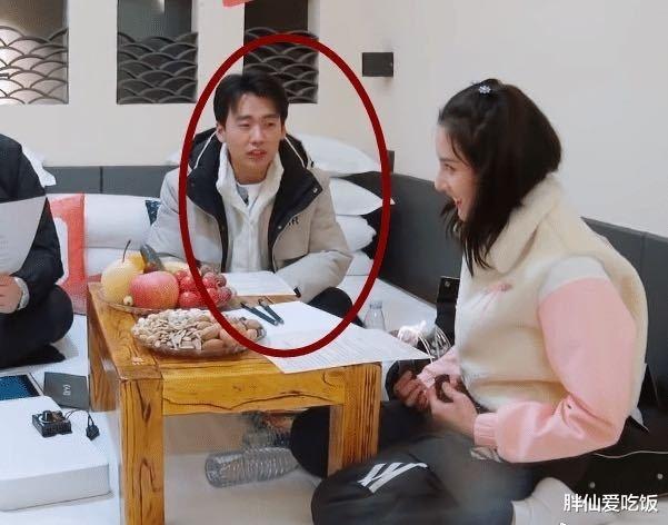 宋祖儿|宋祖儿终于长大了！穿深V礼裙“二次发育”后身材好丰满。