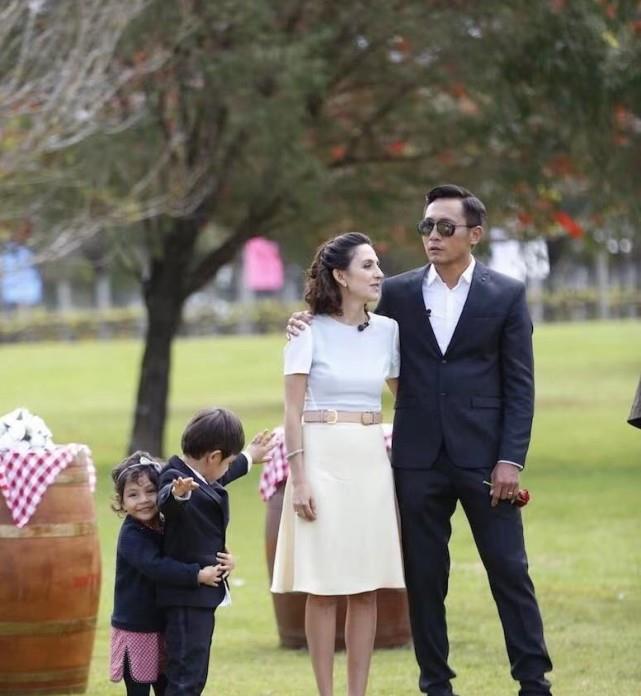 陈媛说 刘烨太太安娜酒吧演唱，网友惊讶其优秀，纷纷留言：刘烨配不上她