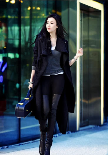 闲鱼有话说 朱孝天老婆罕露面，穿T恤配百褶裙好娇俏，赖在老公怀里撒娇真甜