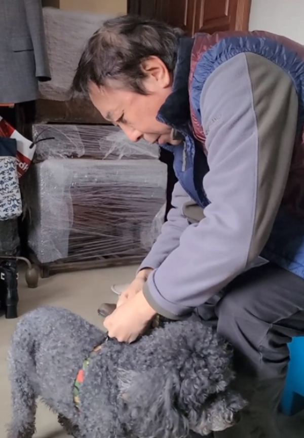 冯巩|冯巩豪宅内景罕曝光！纸箱杂乱堆积似废品站，这哪像明星的房子？