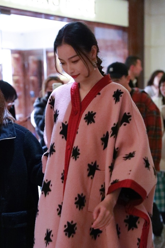 闫妮|倪妮的气质也太温柔了吧，穿粉色长衫配纱裙，不臃肿反而好飘逸