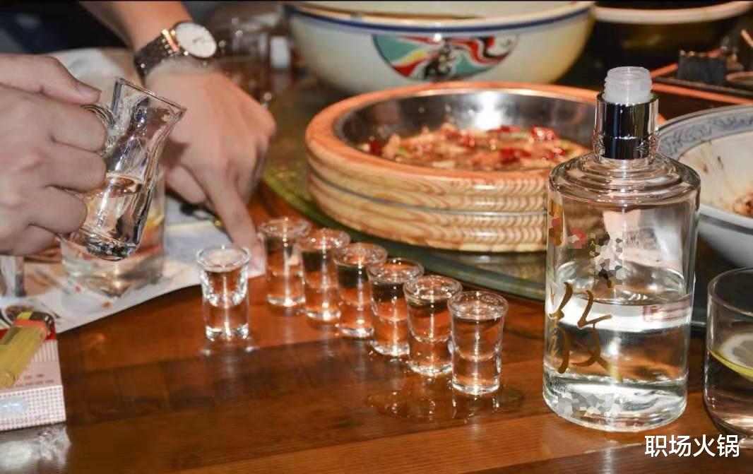 茅台|职场应酬，不会区分纯粮、勾兑酒？行家3个方法：远离勾兑酒