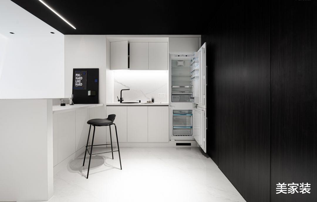 46平米的小空间，采用光影的设计，让本来黑暗的空间变得通透