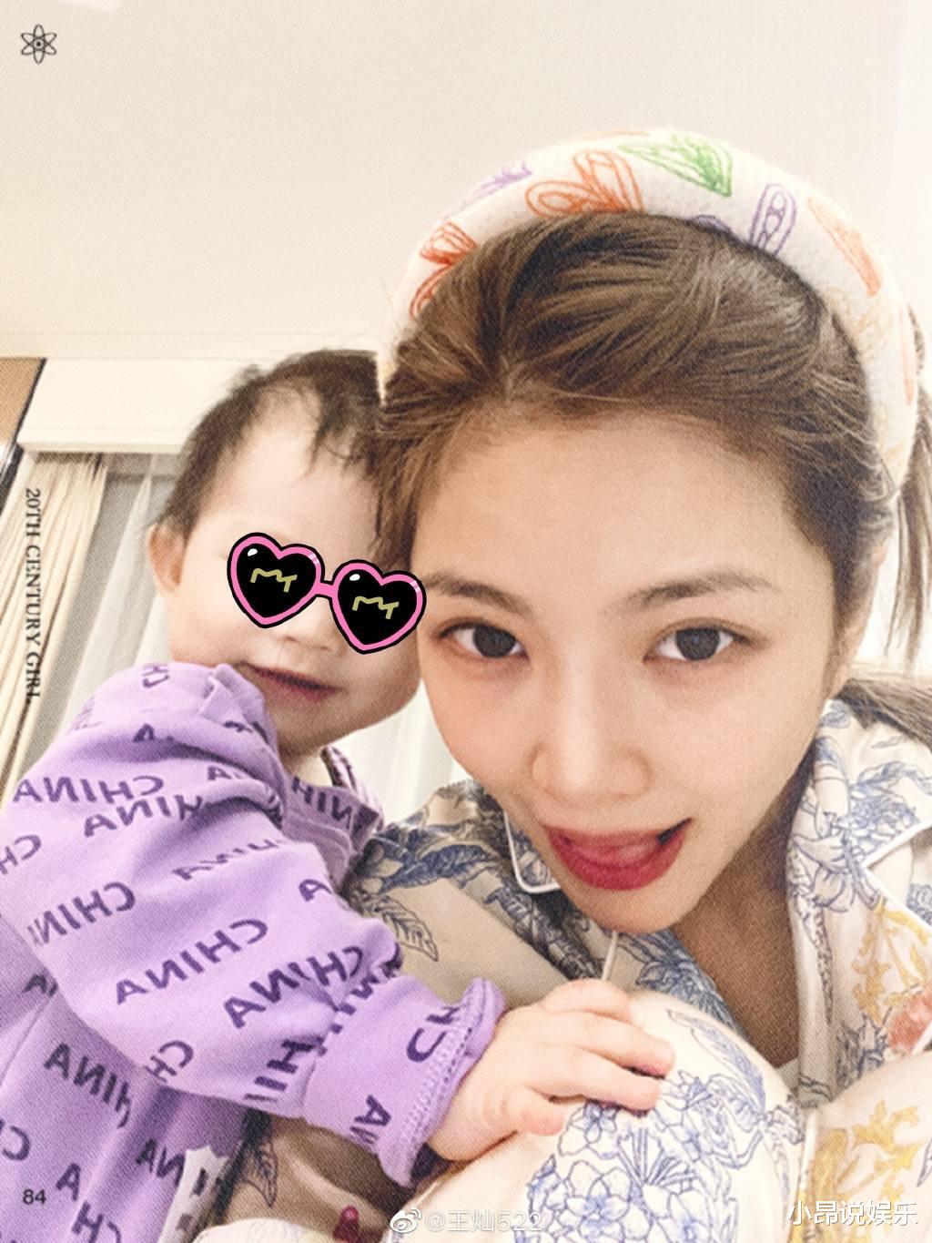 小蛋饺|王灿首新年女儿合照，被小蛋饺扯头发不生气，女儿下半张脸像杜淳