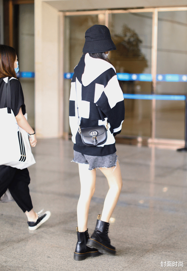 穿衣搭配|赵丽颖的休闲装才叫真的美，拼色卫衣娇嫩似少女，不露身材更高级