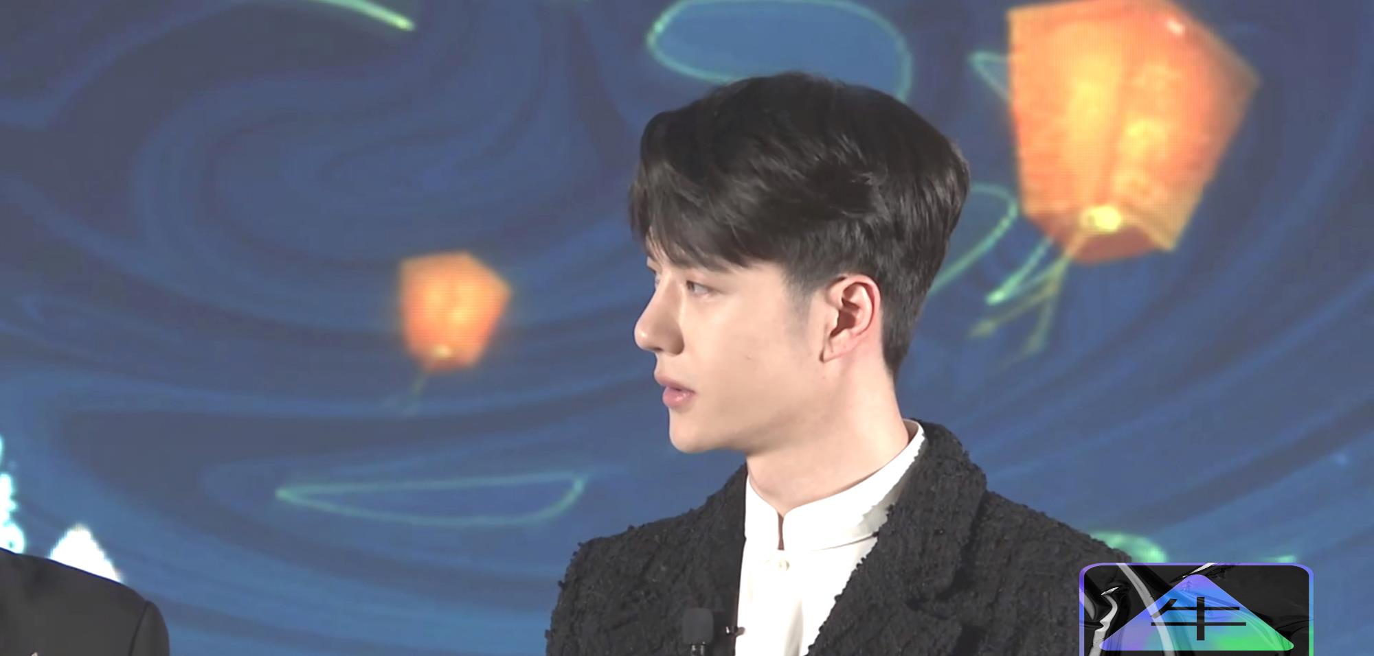 王一博|王一博片场笑不停，赞百里弘毅是技术流，几秒钟解开鲁班锁