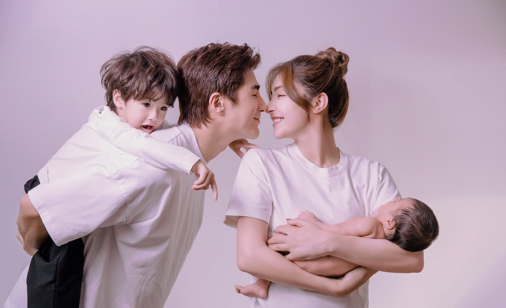 杨子姗|姜潮夫妇与友聚餐！麦迪娜穿皮草大衣富态臃肿，全程挎着老公胳膊