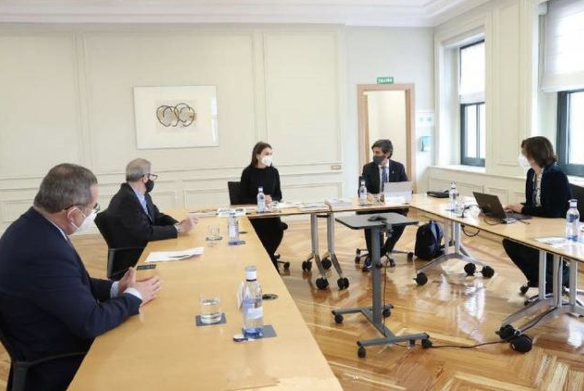 穿衣搭配|西班牙王后鞋子比裤子还酷，时髦衣架子气场十足，职场女性标杆