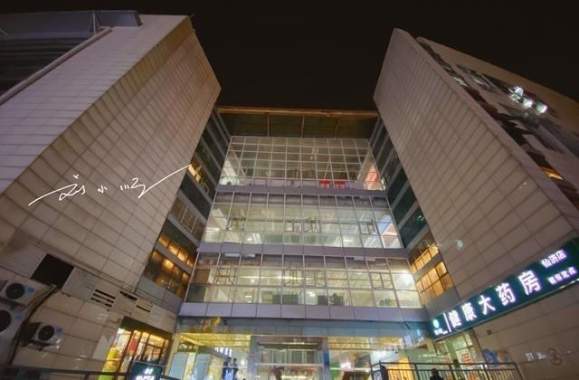 一头小居居 南京仙林湖旁边的奇怪商场,名字听起来很高档,走进去却像菜市场