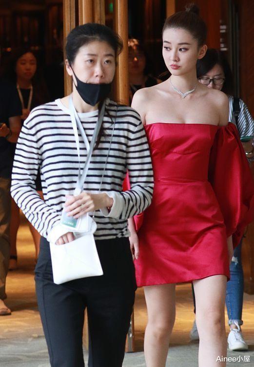 Ainee小屋 乔欣穿衣不掩富贵气质，红色泡泡袖短裙好抢眼，迷你身材裹得挺紧