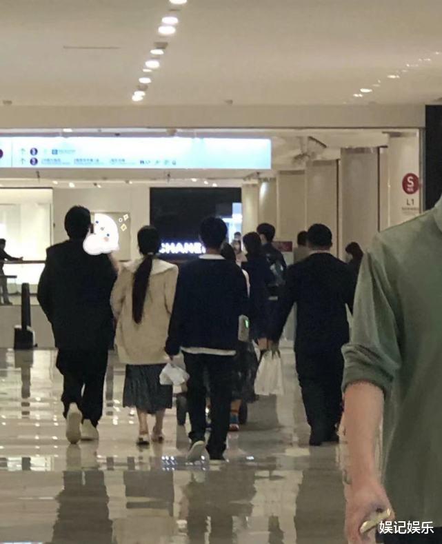 郭碧婷|被传怀二胎后，郭碧婷在老公经纪人陪伴下参加活动，头发剪短一截