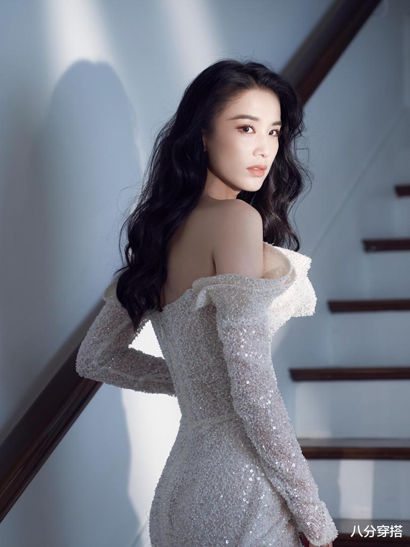 八分穿搭|黄圣依不愧是“贵妇”，穿一字肩修身礼服高贵精致，气质都升华了