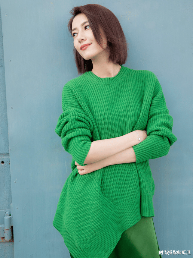 穿衣搭配|?高圆圆真是一点没变，简单毛衣配短发都美得惊艳，哪像42岁阿姨