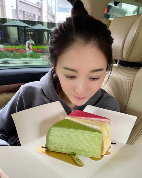 李小冉|李小冉罕见晒自拍引关注,45岁皮肤白到无瑕疵,颜值状态惹人羡