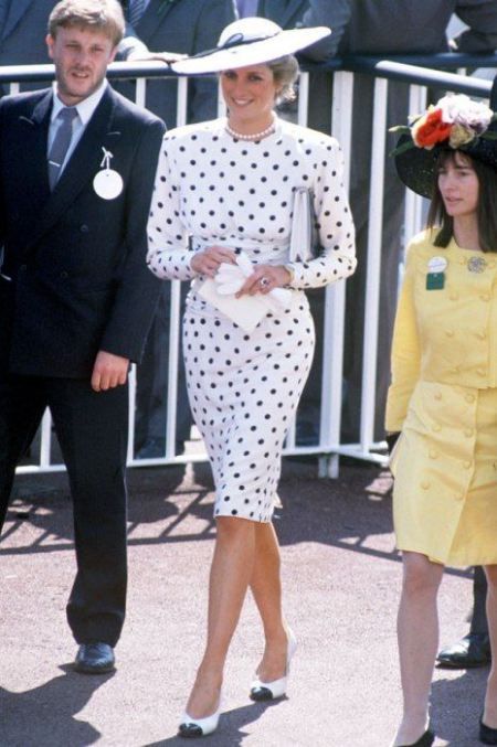 全球时尚风行|孟晚舟出庭造型彻底换风格!复古波点长裙好淑女,比包臀裙更少女