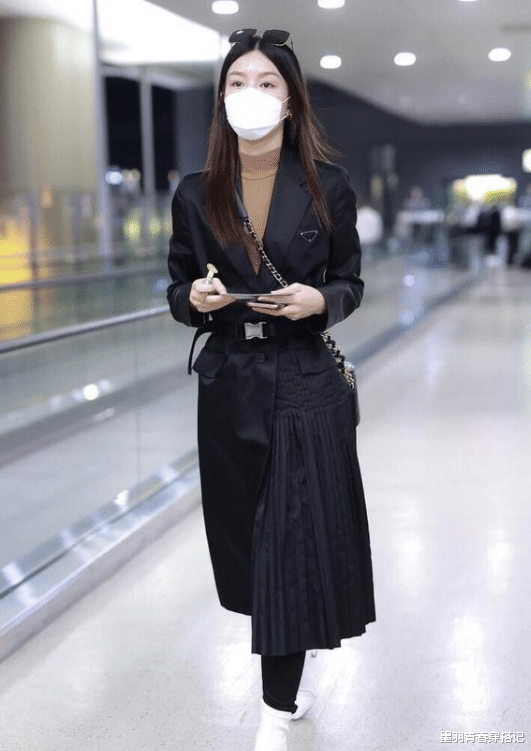 穿衣搭配|文咏珊婚后越发有气质，穿珍珠纱裙秀小蛮腰，精致红唇美得太撩人