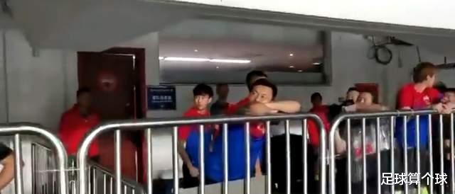 郜林|广州队2-0！赛前郜林趴在栏杆上若有所思，赛后绕场一周流下眼泪