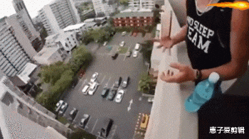 “这个女厕所不简单啊,估计大部分女生进去之前都要斟酌一下!”