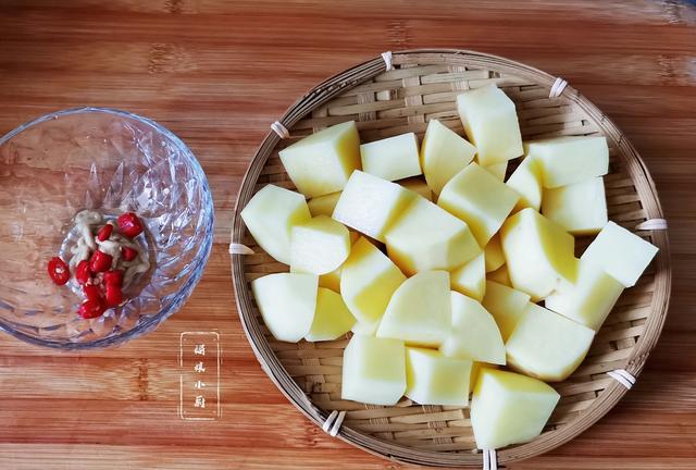 袁建明聊育儿|小白也会的土豆做法，只用2样调料，口感粉糯香气扑鼻
