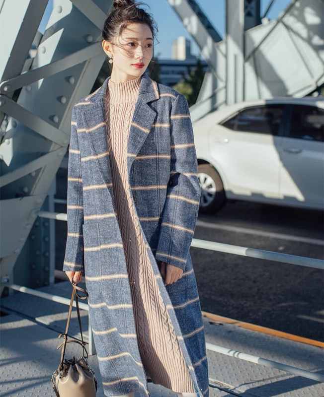 猫姐穿搭经 入冬后裙子别着急收,穿在大衣里面,优雅又减龄,适合40岁女人