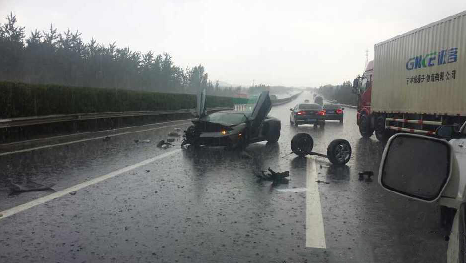 暴雨 跑高速突降暴雨，靠边停车会被罚吗？交警：再说一次