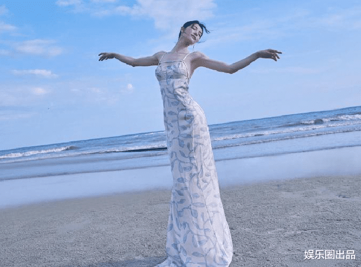 钟楚曦|钟楚曦在海边拍大片,穿吊带裙身姿优美,连背影都让人心动