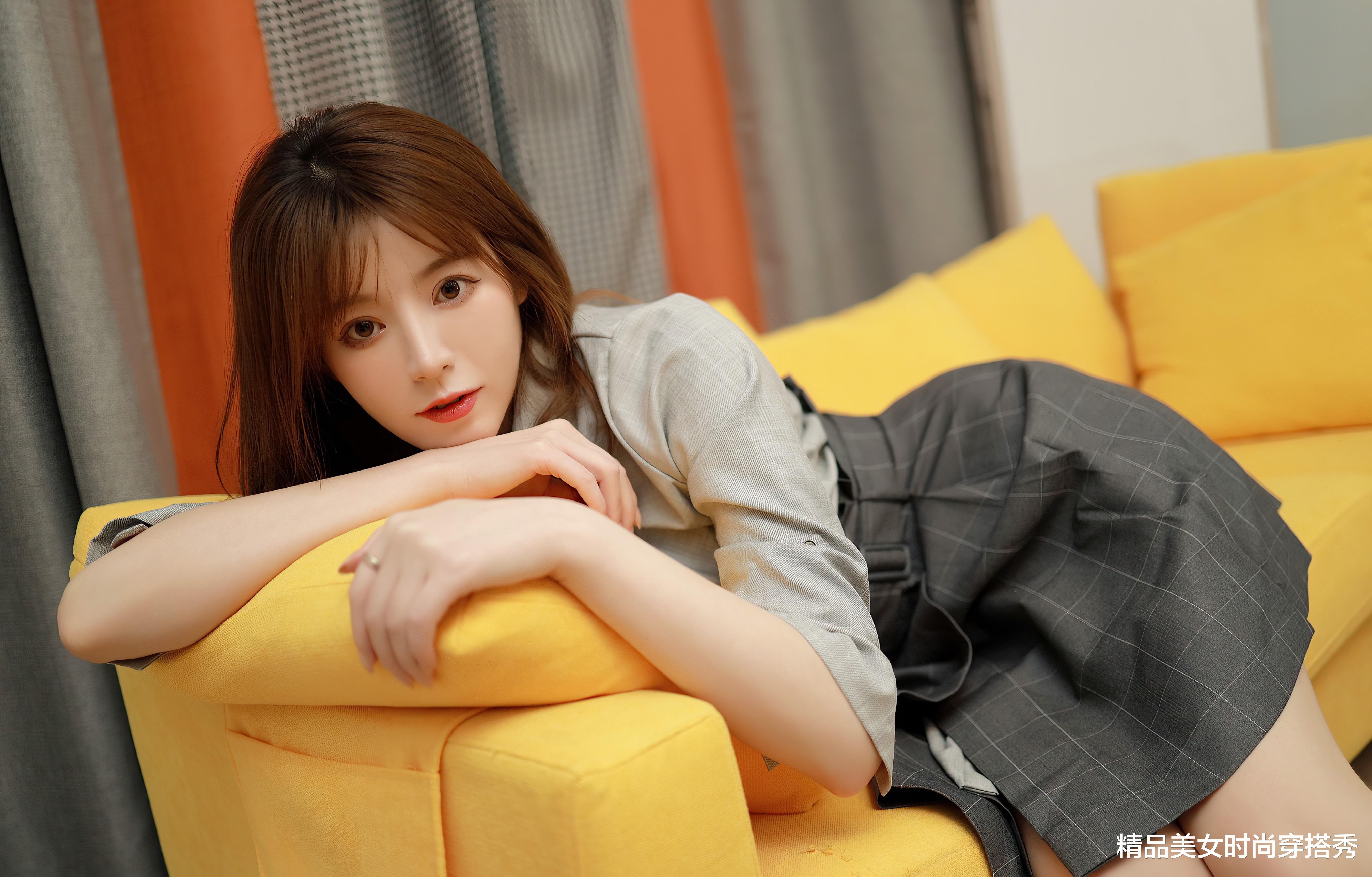 精品美女时尚穿搭秀|麻灰色的衬衫搭配深灰色格子裙，甜美优雅又不失职业范