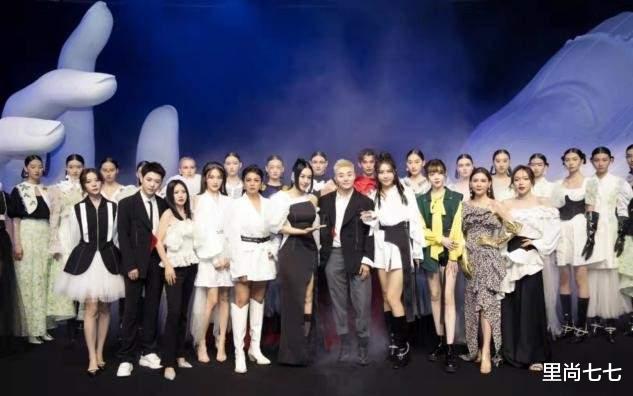 钟丽缇|周海媚罕见现身秀场,不做发型成全场最朴素,同框钟丽缇像隔辈人