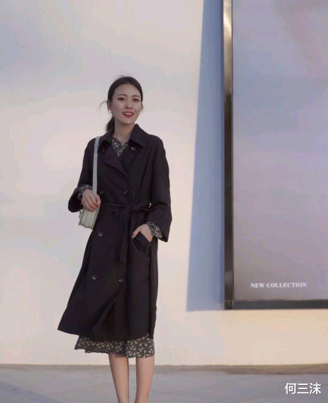 何三沫 天气越来越凉了，可以选择合适的风衣来穿，既保暖又能穿出时尚感