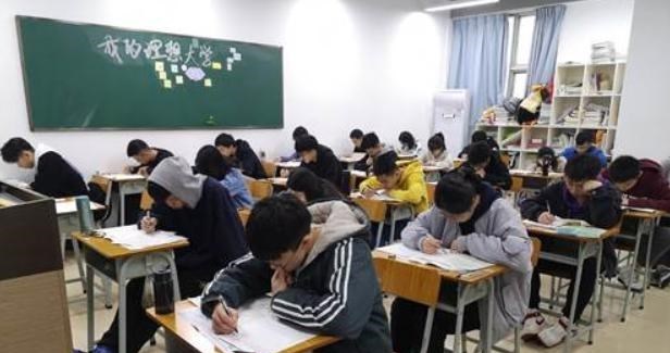 萌听小c姐|应届生和复读生录取有区别吗？这类复读生影响大，想复读的需了解