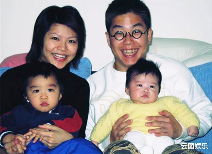 林晓峰|林晓峰内地忙工作，2个儿子陪妈妈欢度圣诞，长子帅气幼子太像爸