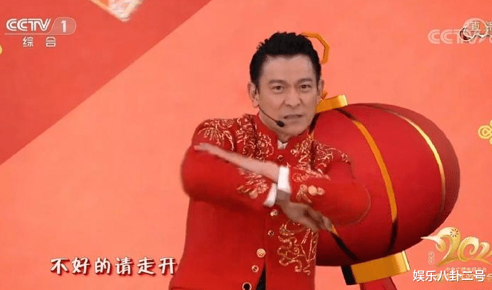 李思思|春晚：主持人李思思腰围登热搜，其实这对她来说，并不是一件好事