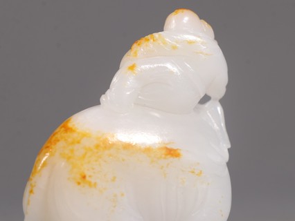 和田玉籽料|旧藏 和田玉籽料童子戏象摆件。