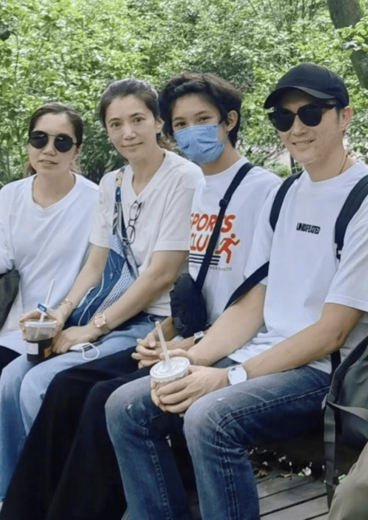 闲鱼有话说|张智霖带妻儿出游,3人同穿基础款简约大方,14岁儿子眉眼太像妈