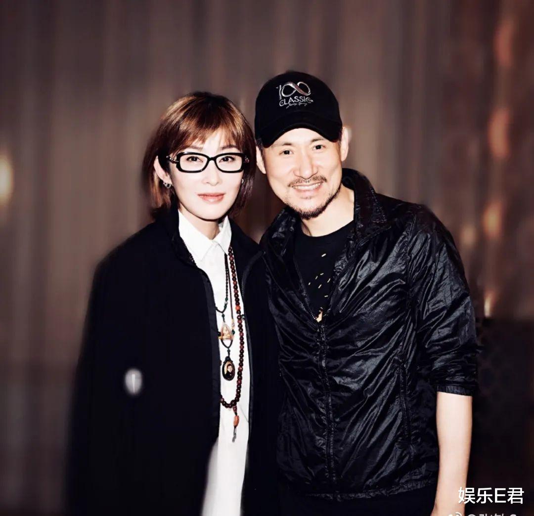 张敏|53岁张敏疑被老公逼着穿睡衣出镜，网友：比她单身还凄凉