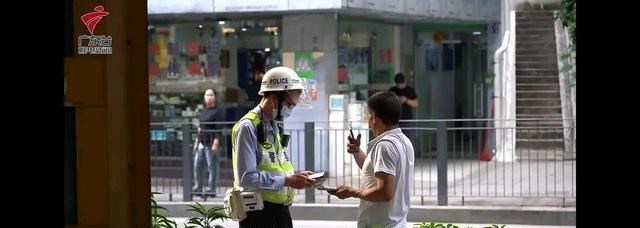 惊险!广州大货车撞限高架翻车,险砸中路人