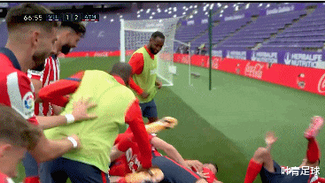 马德里竞技|0-1到2-1！苏牙30米奔袭+单刀进死角，马竞狂欢，叠罗汉庆祝