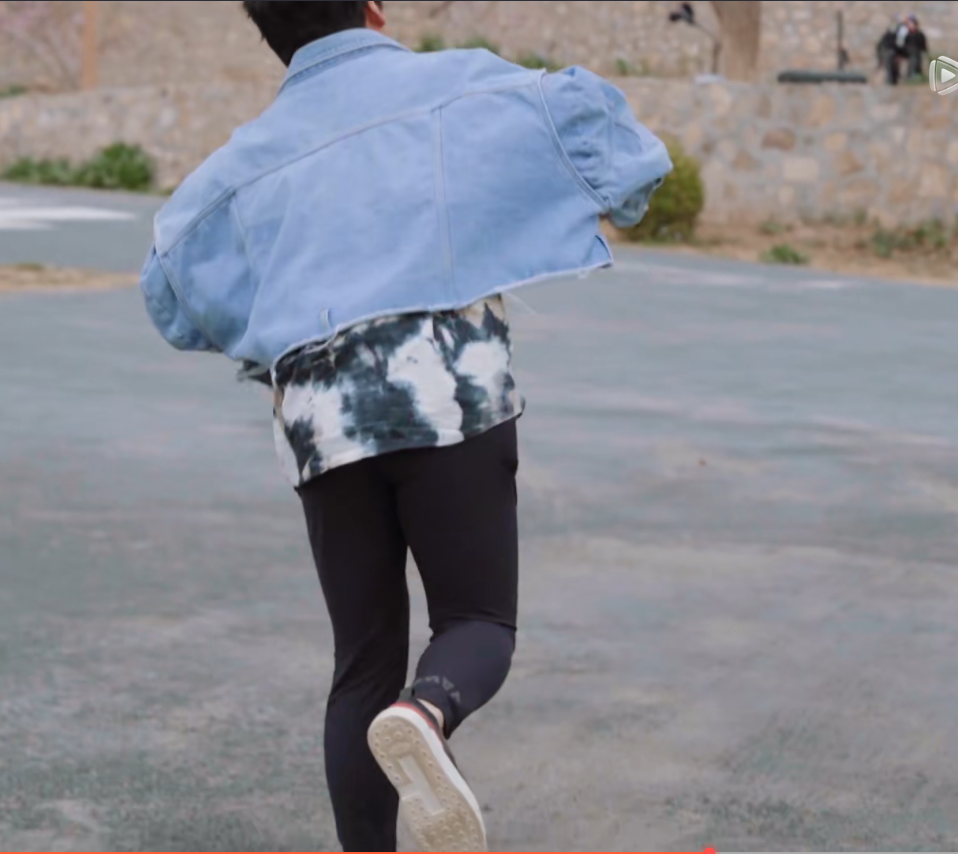 郭麒麟|郭麒麟的家教绝了！打球被张翰伤到脚疼出猪叫声，开口一句话真涨粉