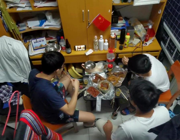 宿舍|985大学同宿舍的学生，毕业15年后生活却截然不同，真是人生无常
