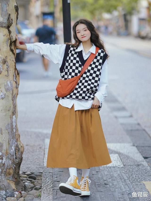 鱼司辰|适合20岁左右的女生穿,衬衫搭配半身裙,穿起来简约又有层次感